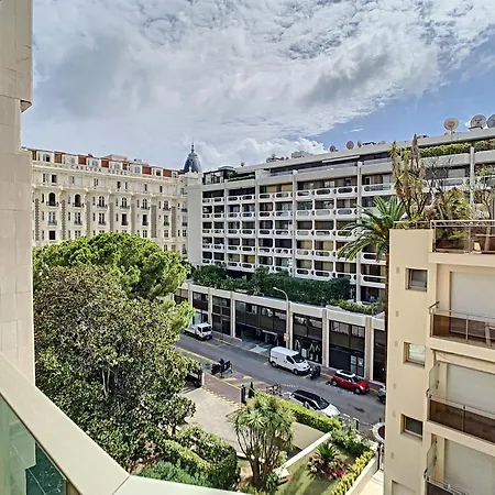 De Standing Centre *