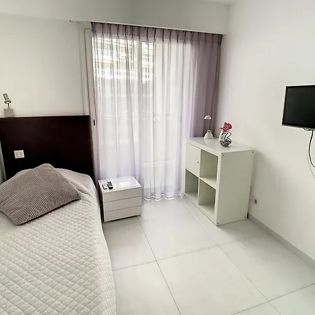 De Standing Centre Hotel *